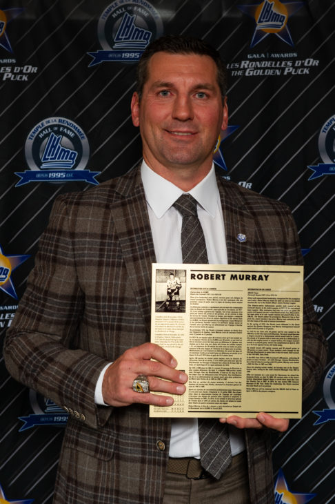 Beauchemin représentant Bob Murray au Gala 2019 // Beauchemin representing Bob Murray at 2019 Awards.